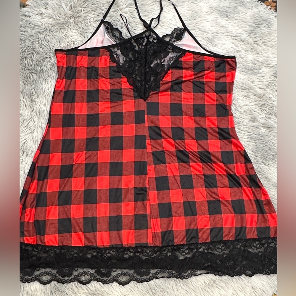 Elegant Red and Black Lace Chemise - Picture 8 of 9